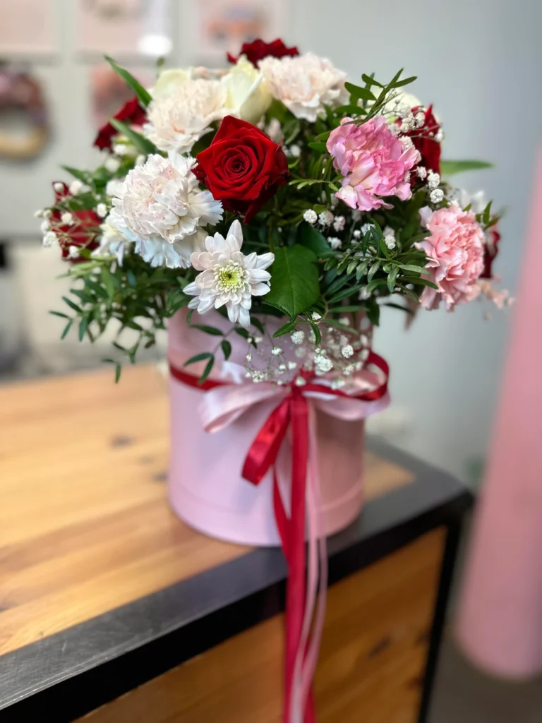 Flowerbox z różami i goździkami